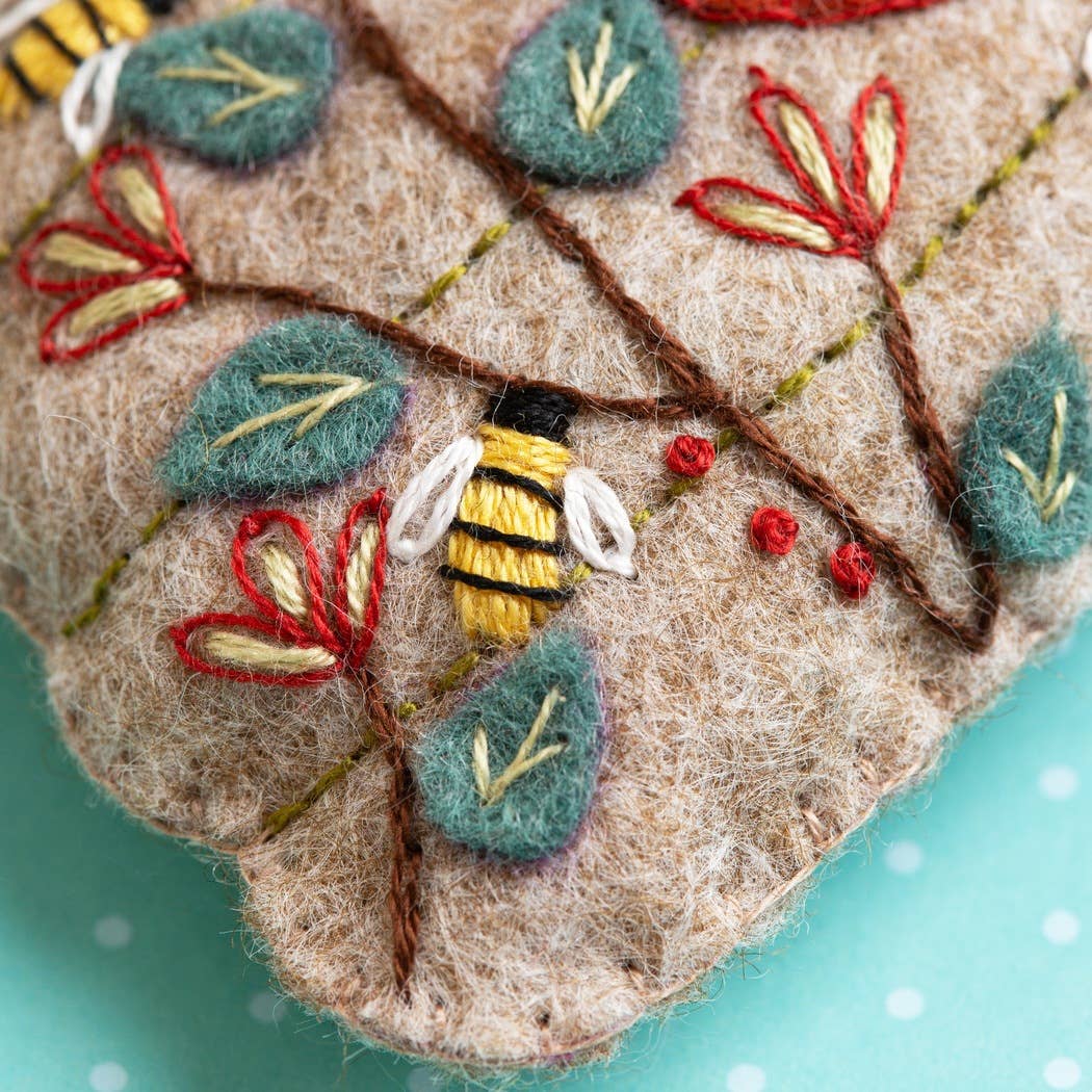 Beehive Felt Craft Mini Kit: English