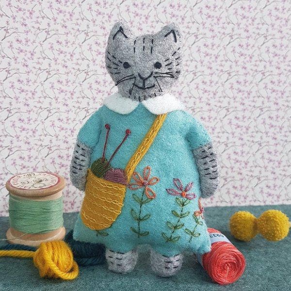 Mrs. Cat Loves Knitting Felt Craft Mini Kit:
