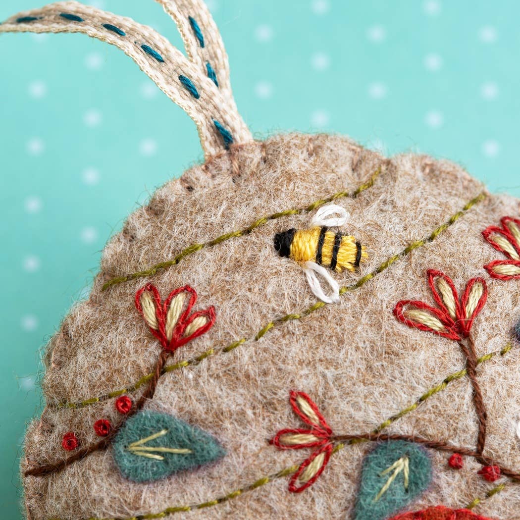 Beehive Felt Craft Mini Kit: English